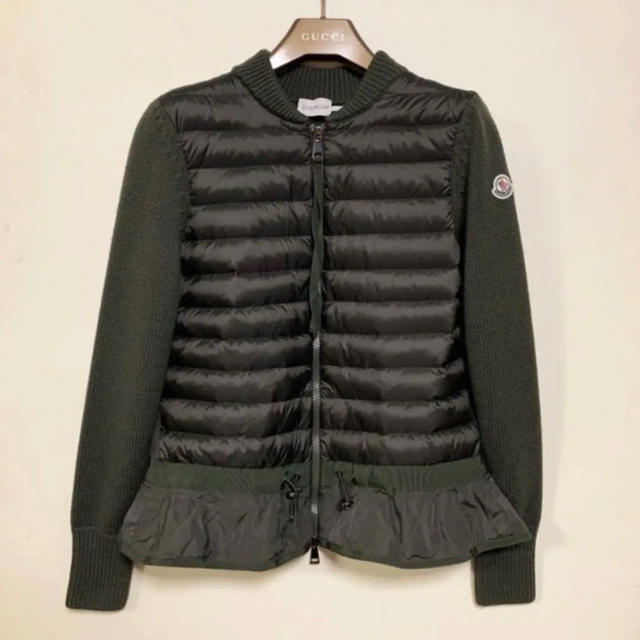 MONCLER(モンクレール)のモンクレール カーキ ダウン×ニット 裾フリル カーディガン ダウンジャケット レディースのトップス(カーディガン)の商品写真