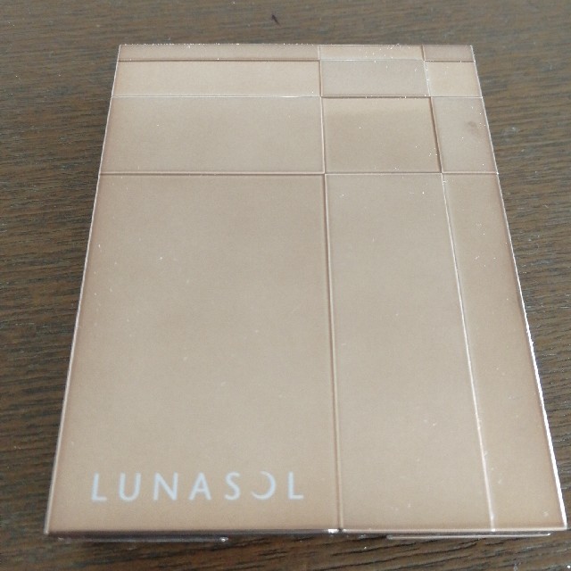 LUNASOL(ルナソル)のLUNASOL　ペダルピュアアイズ　01 コスメ/美容のベースメイク/化粧品(アイシャドウ)の商品写真