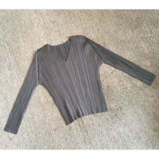 プリーツプリーズイッセイミヤケ(PLEATS PLEASE ISSEY MIYAKE)のプリーツプリーズ グレー トップス  イッセイミヤケ コート ジャケット ワンピ(カットソー(長袖/七分))