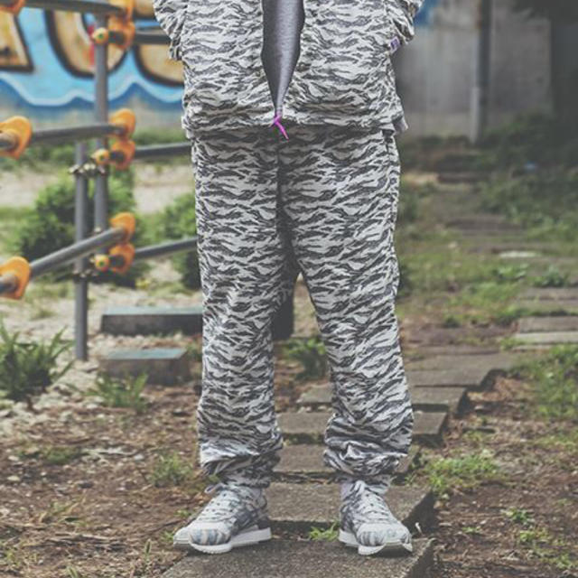 atmos(アトモス)のASICSTIGER Woven Camo Pants メンズのパンツ(ワークパンツ/カーゴパンツ)の商品写真