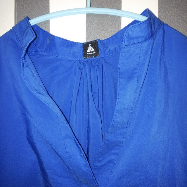 merlot(メルロー)のメルロー 半袖 テールカット スキッパーシャツ ブルー レディースのトップス(シャツ/ブラウス(半袖/袖なし))の商品写真
