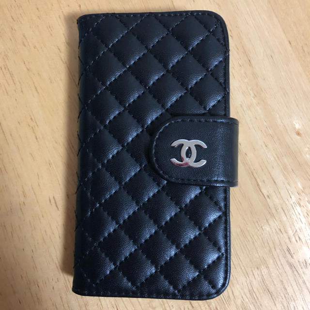 CHANEL(シャネル)のCHANEL iPhone SEケース スマホ/家電/カメラのスマホアクセサリー(iPhoneケース)の商品写真