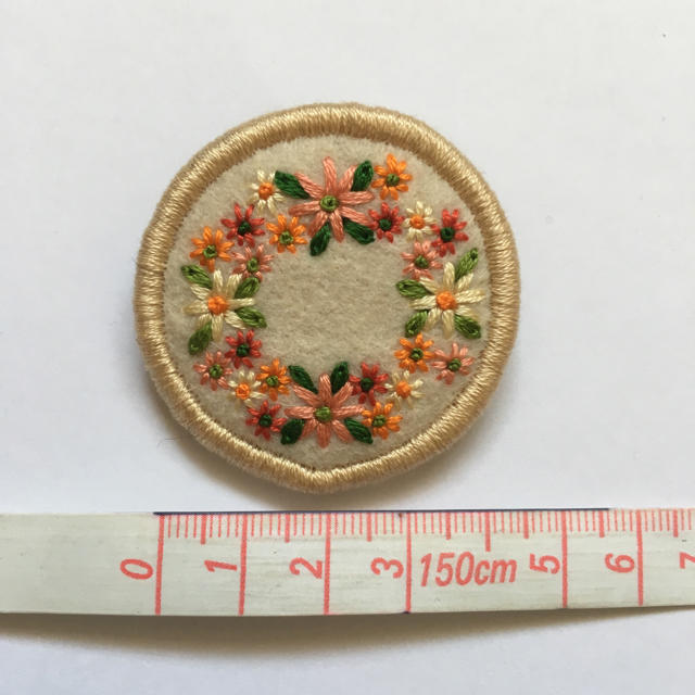 178.お花の刺繍ブローチ✴︎受注製作 ハンドメイドのアクセサリー(コサージュ/ブローチ)の商品写真