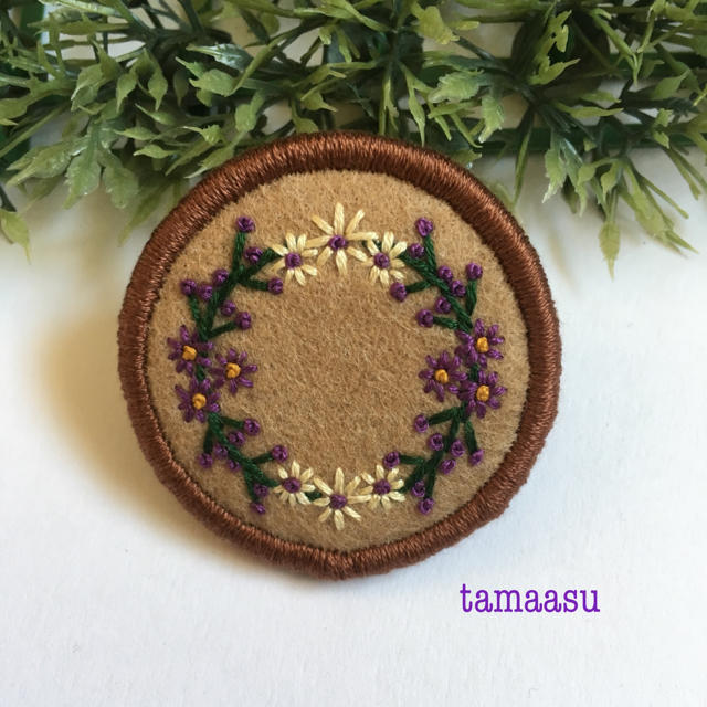 179.お花の刺繍ブローチ✴︎受注製作 ハンドメイドのアクセサリー(コサージュ/ブローチ)の商品写真