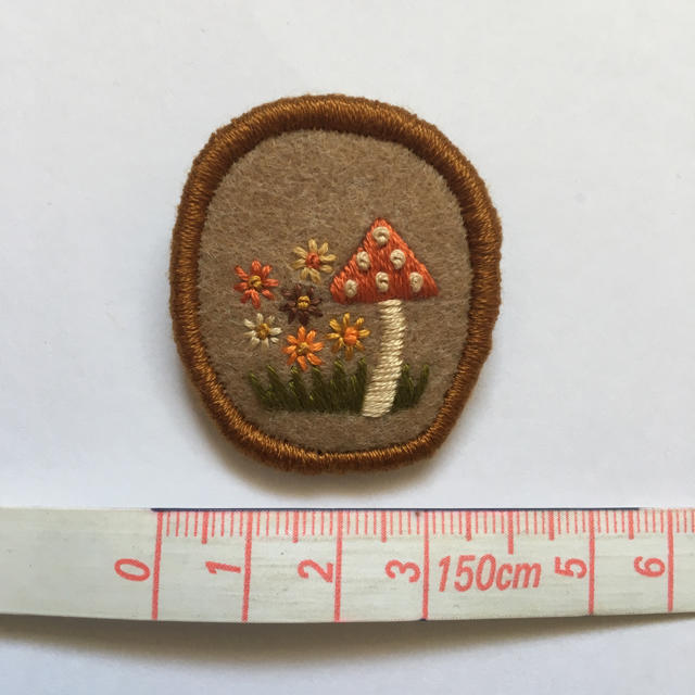 181.きのことお花の刺繍ブローチ✴︎受注製作 ハンドメイドのアクセサリー(コサージュ/ブローチ)の商品写真