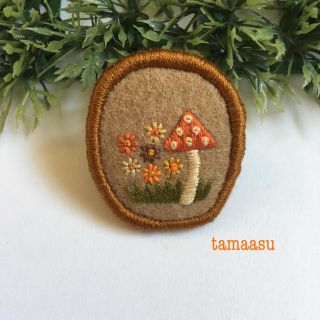 181.きのことお花の刺繍ブローチ✴︎受注製作(コサージュ/ブローチ)