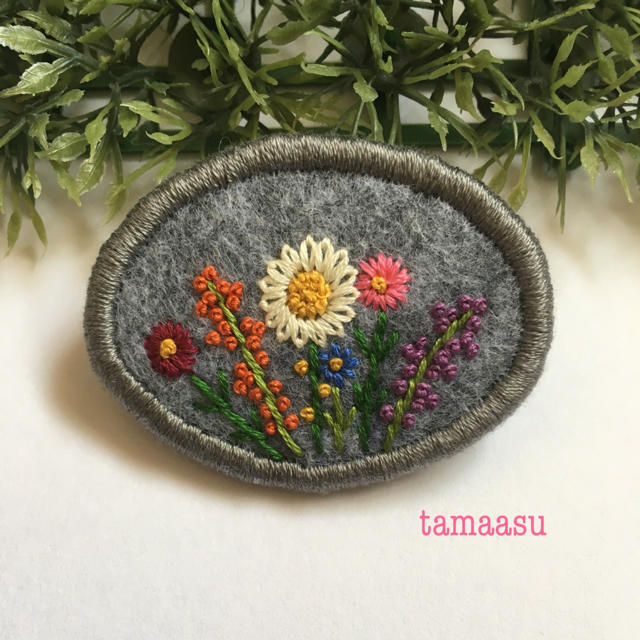 182.お花の刺繍ブローチ✴︎受注製作 ハンドメイドのアクセサリー(コサージュ/ブローチ)の商品写真