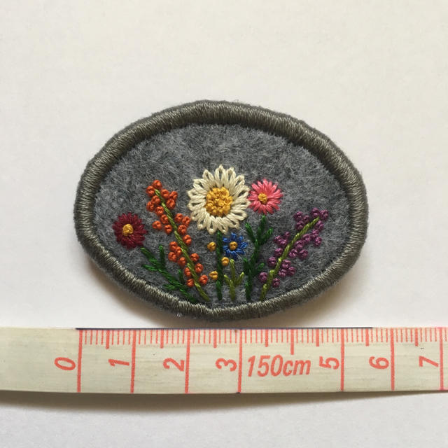 182.お花の刺繍ブローチ✴︎受注製作 ハンドメイドのアクセサリー(コサージュ/ブローチ)の商品写真