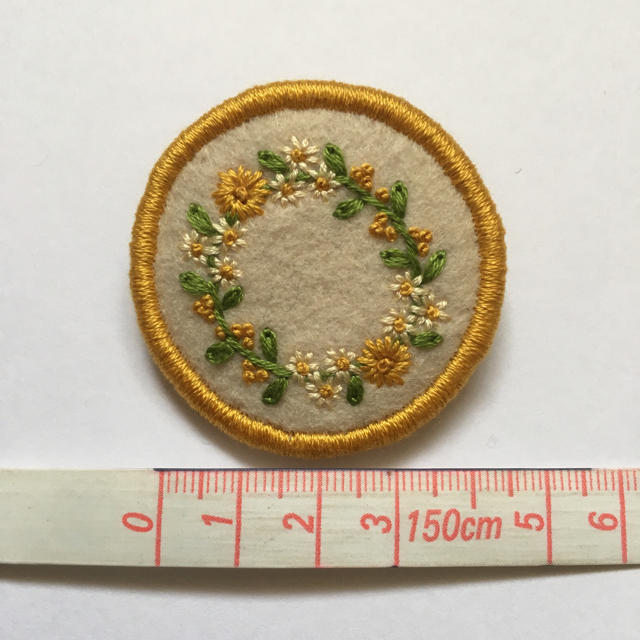 188.お花の刺繍ブローチ✴︎受注製作 ハンドメイドのアクセサリー(コサージュ/ブローチ)の商品写真