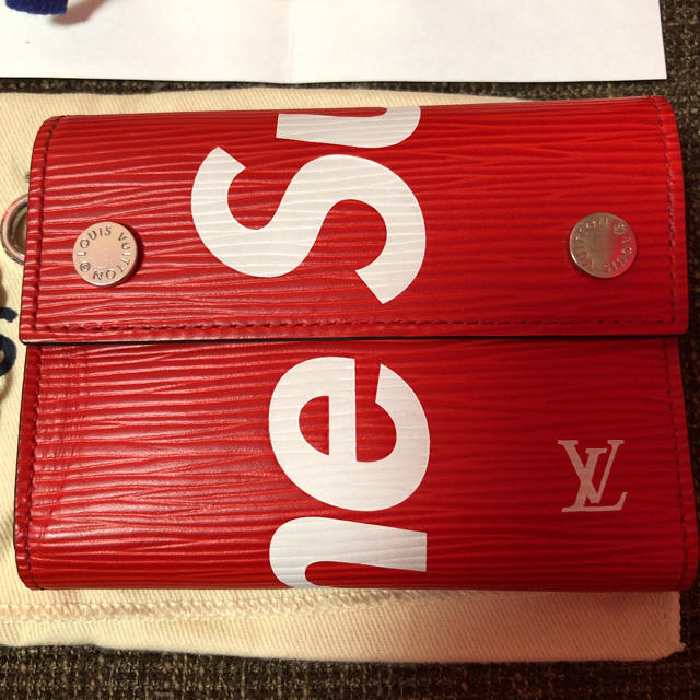 LOUIS VUITTON(ルイヴィトン)のLouis Vuitton×Supreme 財布 エピ  メンズのファッション小物(折り財布)の商品写真