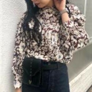 マウジー(moussy)のMOUSSY フラワープリントブラウス新品未使用(シャツ/ブラウス(長袖/七分))