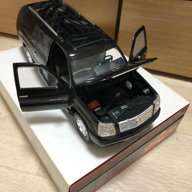 Cadillac(キャデラック)の1/18 キャデラック エスカレード  エンタメ/ホビーのおもちゃ/ぬいぐるみ(ミニカー)の商品写真