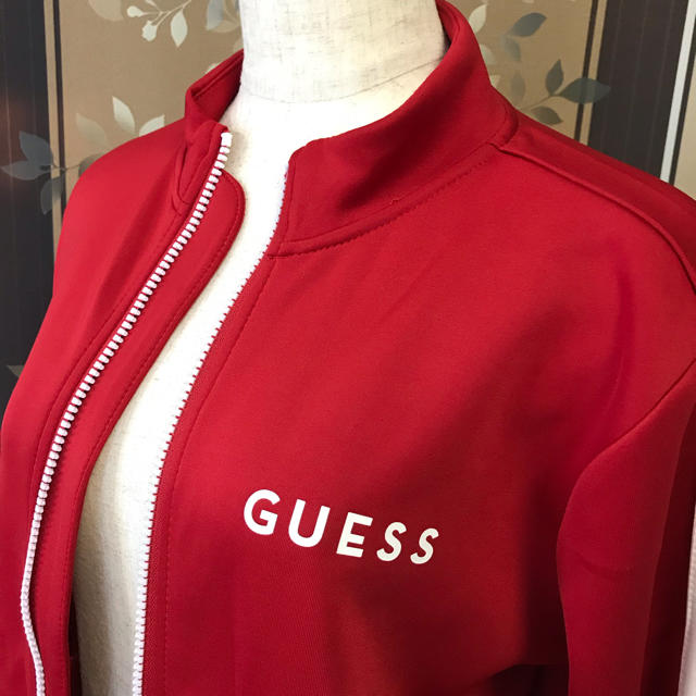 GUESS(ゲス)のGUESS ジャージ 赤 レディースのトップス(トレーナー/スウェット)の商品写真