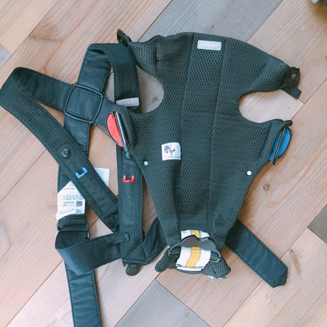 BABYBJORN(ベビービョルン)の売約ベビーザらス限定　ビョルン ベビーキャリアＭＩＮＩエアーブラックグレージュ キッズ/ベビー/マタニティの外出/移動用品(抱っこひも/おんぶひも)の商品写真