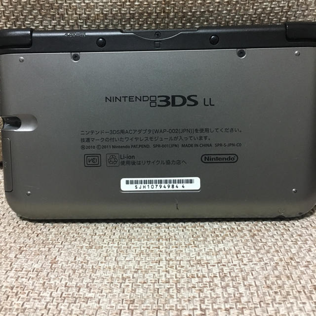 ニンテンドー3DS(ニンテンドー3DS)の3DS LL シルバーブラック エンタメ/ホビーのゲームソフト/ゲーム機本体(携帯用ゲーム機本体)の商品写真