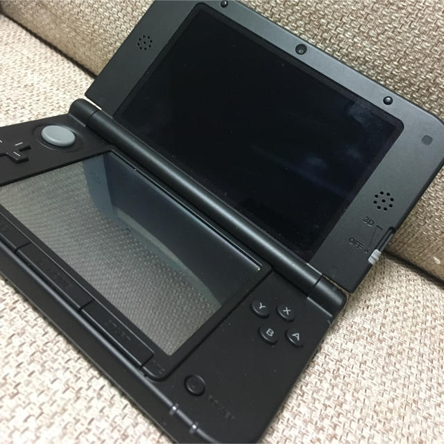 ニンテンドー3DS(ニンテンドー3DS)の3DS LL シルバーブラック エンタメ/ホビーのゲームソフト/ゲーム機本体(携帯用ゲーム機本体)の商品写真