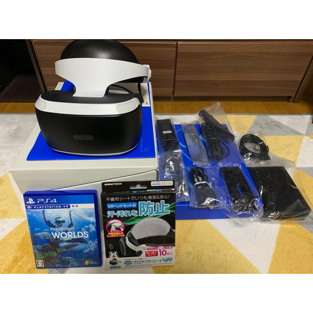 PlayStation VR(プレイステーションヴィーアール)のPlayStation VR 「VR WORLDS」同梱版+おまけ付き エンタメ/ホビーのゲームソフト/ゲーム機本体(家庭用ゲーム機本体)の商品写真