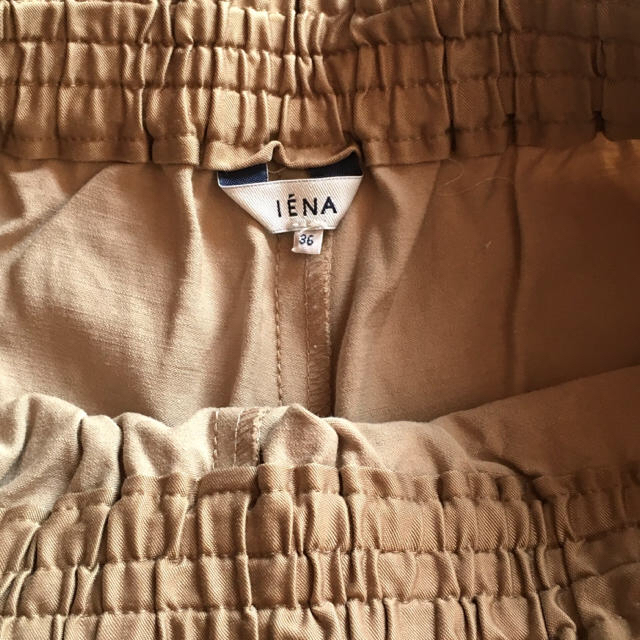 IENA(イエナ)のIENA イエナ レディース クロップドパンツ スキニー 光沢 ベージュ 36 レディースのパンツ(クロップドパンツ)の商品写真