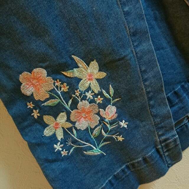 tocco(トッコ)のtocco フラワー刺繍デニムスカート レディースのスカート(ひざ丈スカート)の商品写真