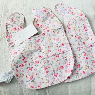 ザラホーム(ZARA HOME)のZARA HOME花柄お食事エプロン♡(お食事エプロン)