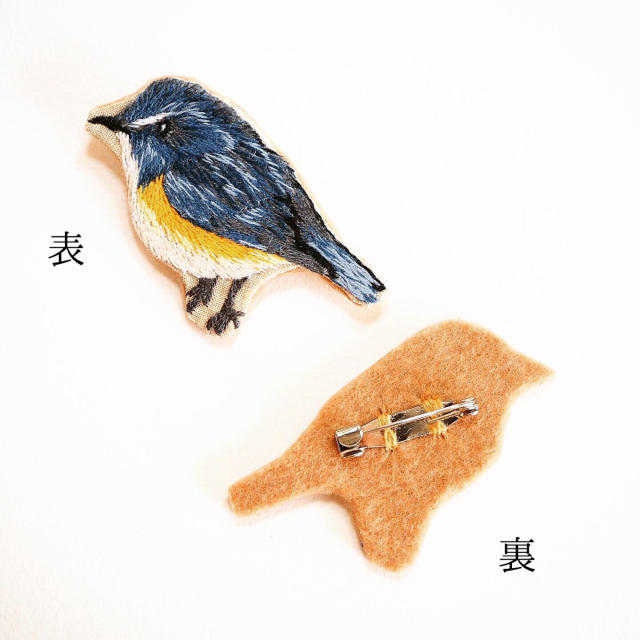 【受注製作】ルリビタキ 刺繍ブローチ ハンドメイドのアクセサリー(コサージュ/ブローチ)の商品写真