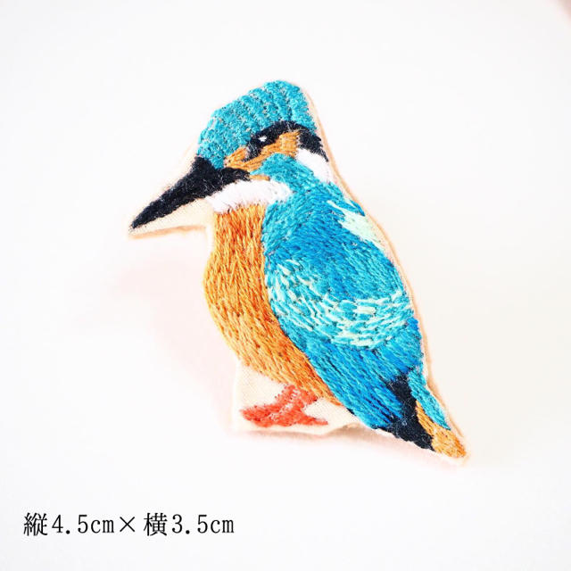 【受注製作】カワセミ 刺繍ブローチ ハンドメイドのアクセサリー(コサージュ/ブローチ)の商品写真