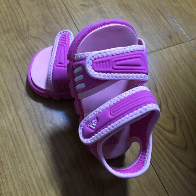 adidas(アディダス)のadidasピンクサンダル☆ キッズ/ベビー/マタニティのキッズ靴/シューズ(15cm~)(その他)の商品写真