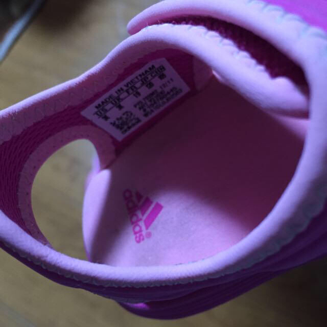 adidas(アディダス)のadidasピンクサンダル☆ キッズ/ベビー/マタニティのキッズ靴/シューズ(15cm~)(その他)の商品写真