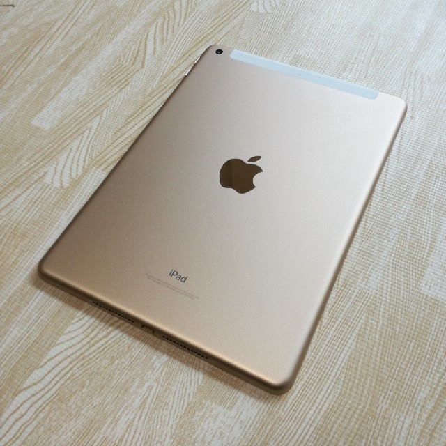 iPad(アイパッド)の美品　iPad 2017 第5世代 wifi+cellular 32GBゴールド スマホ/家電/カメラのPC/タブレット(タブレット)の商品写真