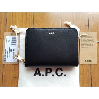アーペーセー(A.P.C)のA.P.C. アーペーセー エンボス コンパクト 財布 Black(財布)