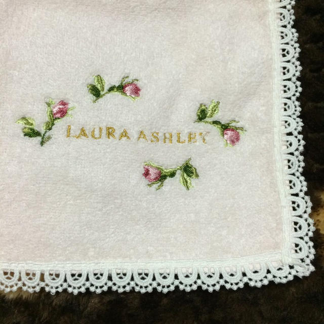 LAURA ASHLEY(ローラアシュレイ)のハンドタオル レディースのファッション小物(ハンカチ)の商品写真