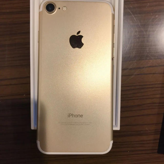 Apple(アップル)の3.2にSIMフリー化 予定iPhone7 32GB softbank Gold スマホ/家電/カメラのスマートフォン/携帯電話(スマートフォン本体)の商品写真