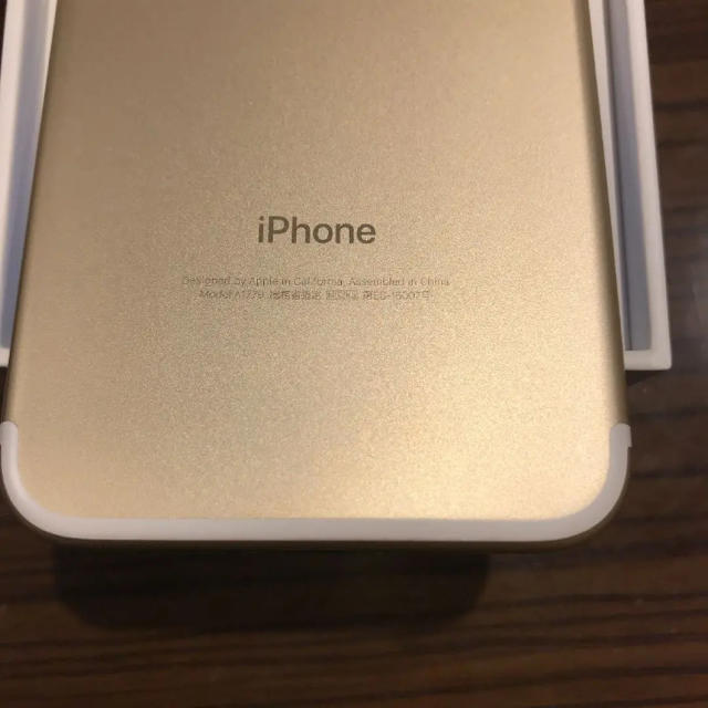Apple(アップル)の3.2にSIMフリー化 予定iPhone7 32GB softbank Gold スマホ/家電/カメラのスマートフォン/携帯電話(スマートフォン本体)の商品写真