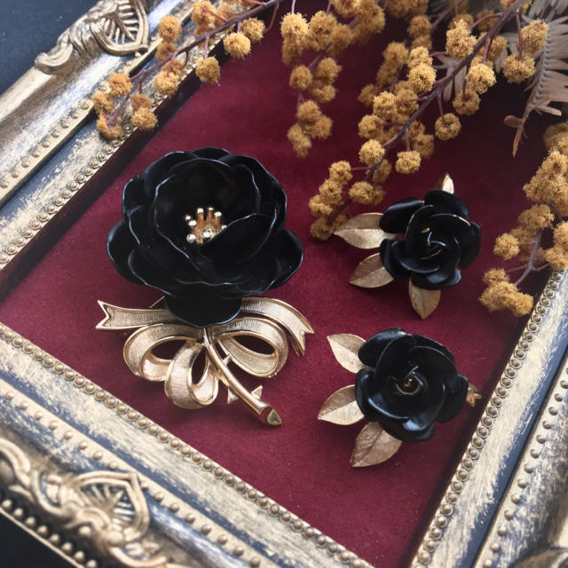 Grimoire(グリモワール)のトリファリ Trifari 黒薔薇のセット ヴィンテージアクセサリー レディースのアクセサリー(ブローチ/コサージュ)の商品写真