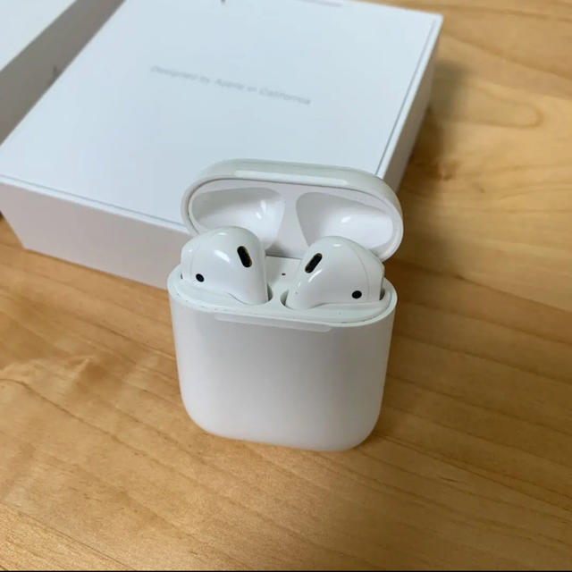 Apple(アップル)のairpods スマホ/家電/カメラのオーディオ機器(ヘッドフォン/イヤフォン)の商品写真