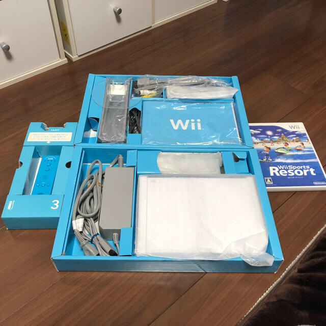 Wii(ウィー)の【値下げ】Wii本体セット【箱・付属品完備】、カセット4本 エンタメ/ホビーのゲームソフト/ゲーム機本体(家庭用ゲーム機本体)の商品写真