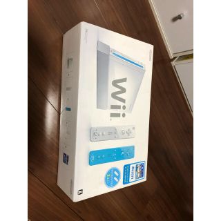 ウィー(Wii)の【値下げ】Wii本体セット【箱・付属品完備】、カセット4本(家庭用ゲーム機本体)