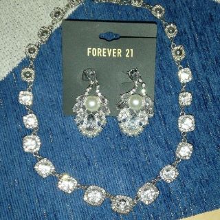 フォーエバートゥエンティーワン(FOREVER 21)のFOREVER21　ピアス＆ネックレス
(ピアス)