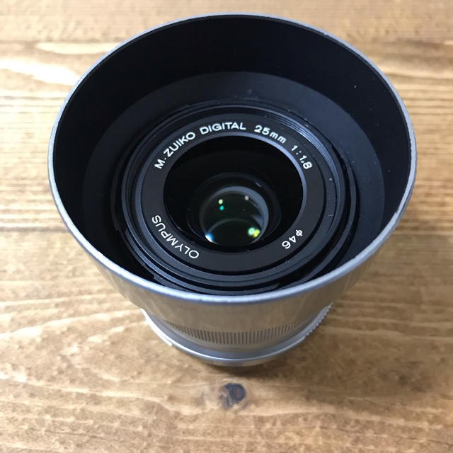OLYMPUS(オリンパス)のM.ZUIKO DIGITAL 25mm F1.8 シルバー オリンパス スマホ/家電/カメラのカメラ(レンズ(単焦点))の商品写真