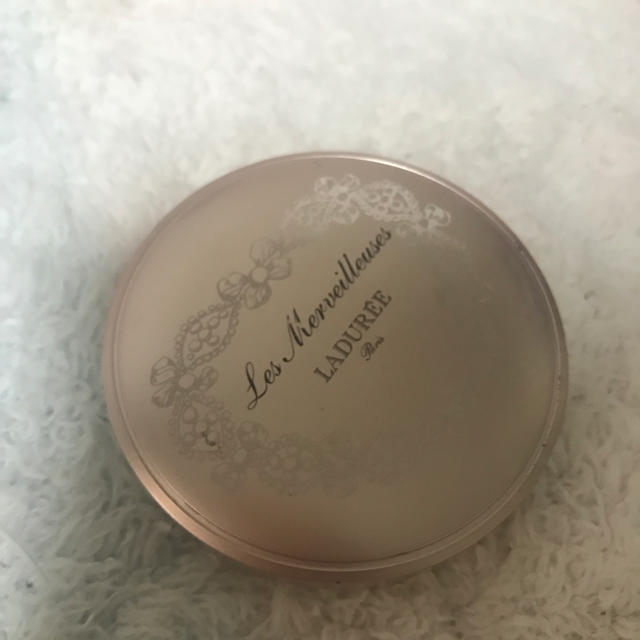 Les Merveilleuses LADUREE(レメルヴェイユーズラデュレ)のラデュレ プレストパウダー コスメ/美容のベースメイク/化粧品(フェイスパウダー)の商品写真