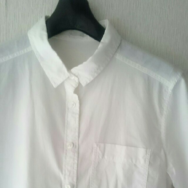 GU(ジーユー)のジーユー　半袖　シャツ　白 レディースのトップス(シャツ/ブラウス(半袖/袖なし))の商品写真