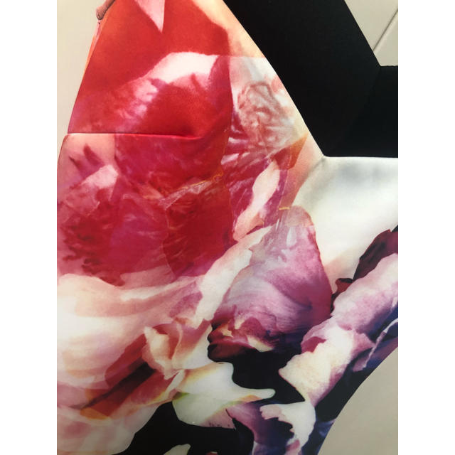 Lipsy(リプシー)の大きなお花柄タイトワンピース レディースのワンピース(ひざ丈ワンピース)の商品写真