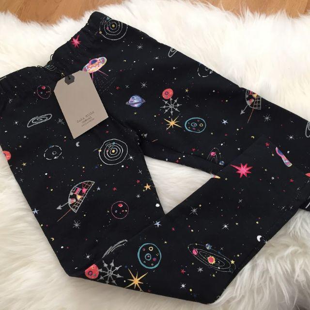 ZARA KIDS(ザラキッズ)の【新品未使用】ZARAKIDS　ザラキッズ　スペース柄レギンス　116ｃｍ キッズ/ベビー/マタニティのキッズ服女の子用(90cm~)(パンツ/スパッツ)の商品写真