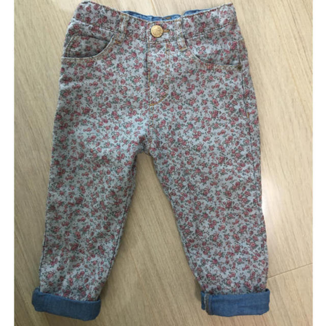 ZARA KIDS(ザラキッズ)の新品 花柄デニムパンツ キッズ/ベビー/マタニティのキッズ服女の子用(90cm~)(パンツ/スパッツ)の商品写真