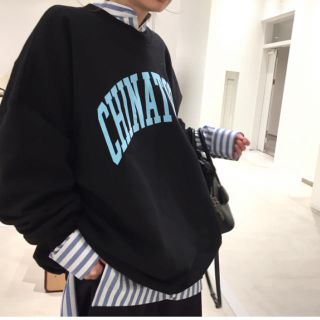 アパルトモンドゥーズィエムクラス(L'Appartement DEUXIEME CLASSE)の新品未使用タグ付 CHINATOWN MARKET C/N SWEAT◆ブラック(トレーナー/スウェット)