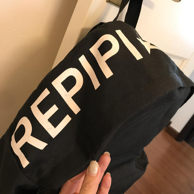 repipi armario(レピピアルマリオ)のレピピ 黒 リュック キッズ/ベビー/マタニティのこども用バッグ(リュックサック)の商品写真