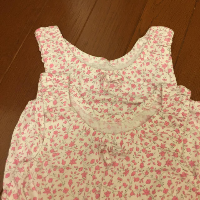 UNIQLO(ユニクロ)のノースリーブカットソー80 双子セット キッズ/ベビー/マタニティのベビー服(~85cm)(タンクトップ/キャミソール)の商品写真