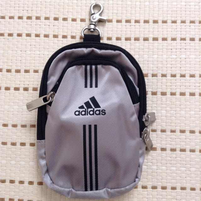 adidas(アディダス)のアディダス カラビナ付きポーチ メンズのバッグ(ウエストポーチ)の商品写真