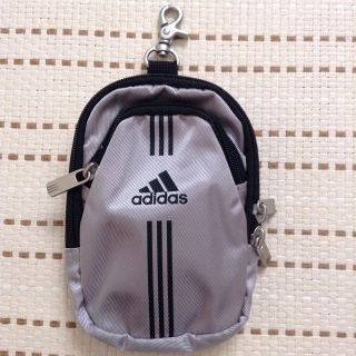 アディダス(adidas)のアディダス カラビナ付きポーチ(ウエストポーチ)