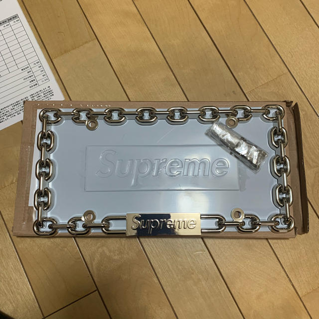 Supreme(シュプリーム)のsupreme chain plate frame 新品未使用 シルバー 自動車/バイクの自動車(車外アクセサリ)の商品写真